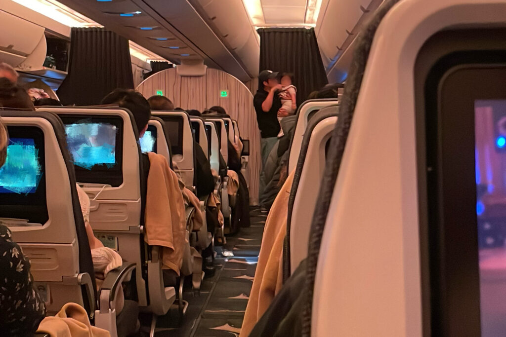 英國飛往台灣 紅眼航班上
小孩坐不住在機上走走