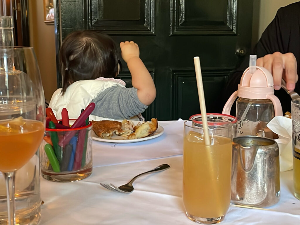 英國倫敦餐廳The Thomas Cubitt，提供畫筆、蘋果汁